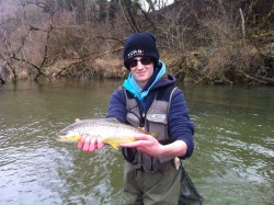 jungfischer mit märzforelle