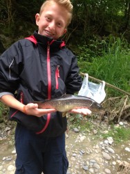 jungfischer mit fang